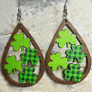Holz-Ohrringe in Tropfenform mit grünen Kleeblättern für St. Patrick's Day Design