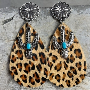 Details von Western-Ohrringen mit Leoparden-Print-Haar und Silberkaktus mit Türkis