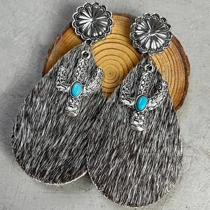 Details von Western-Ohrringen mit Türkis-Kaktus, Kunstpferdehaar und Blumensteckern