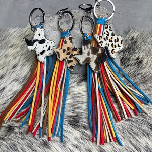 Dettaglio portachiavi in pelle forma Texas con lunghe nappe scamosciate multicolore