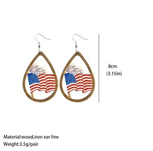 Détail de boucles d'oreilles en bois en forme de goutte avec drapeau US et dimensions