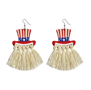 Details von Holzhut-Ohrringen mit US-Flaggenmuster und beigen Baumwollquasten