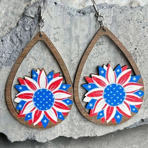 Vue détaillée de boucles d'oreilles en bois en forme de larme au motif drapeau USA