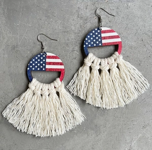 Detailansicht der US-Flaggen-Holzringe und handgemachten Boho-Quastenohrringe