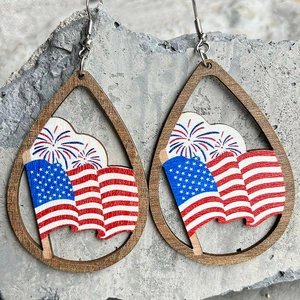 Gros plan de boucles d'oreilles goutte en bois avec drapeau américain et feu d'artifice