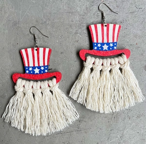Details der Onkel Sam Zylinder Ohrringe mit US-Flaggenmuster und Makramee-Fransen