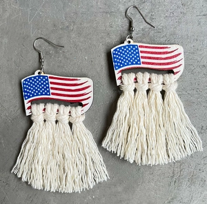 Makroaufnahme der USA-Flaggen Holzohrringe mit handgefertigten Makramee-Baumwollquasten