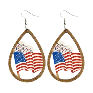 Boucles d'oreilles en bois en forme de larme avec drapeau américain et feux d'artifice