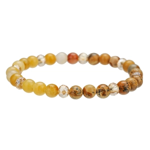 Macro-opname van een etnische kralenarmband met tijgeroog en kwarts op wit