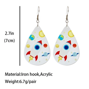 Detailansicht der Acryl-Ohrringe mit Weltraum-Motiv inklusive Maßen und Gewichtsangaben