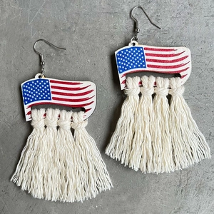 Böhmische USA Flagge Holz Hut Ohrringe mit weißen Baumwollfransen und Quasten