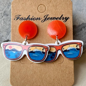Boucles d'oreilles lunettes en acrylique avec palmier et coucher de soleil sur mer