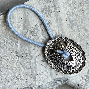 Élastique à cheveux bohème bleu clair avec breloque ovale en argent gravée rétro