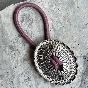 Élastique à cheveux bohème avec charm ovale en métal argenté gravé de style vintage