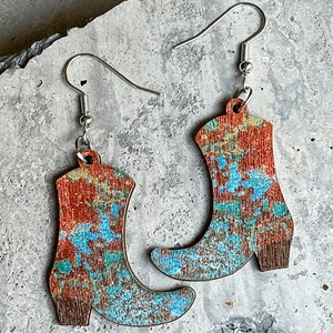 Pendientes retro de madera con diseño de botas de vaquero y motivos florales