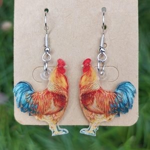 Orecchini a forma di gallo in acrilico colorato con ganci argentati su carta kraft