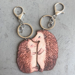 Süßes Igel-Paar-Schlüsselanhänger-Set mit Holzstruktur und silbernen Metallringen