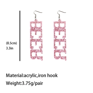 Dettaglio orecchini BEER rosa glitterati con lunghezza 8,5 cm e materiale acrilico leggero