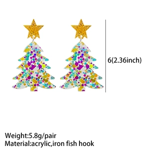 Detalle de pendientes de árbol de Navidad con lentejuelas de colores y estrella dorada