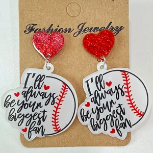 Nahaufnahme glitzernder roter Herzstecker und Acryl-Baseball-Ohrringe mit Fan-Slogan