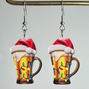 Detalle de pendientes de jarra de cerveza navideña en acrílico con gorro de Papá Noel