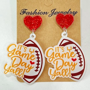 Acryl Fußball Herz Ohrringe mit Game Day Schriftzug für Sportfans auf Karton