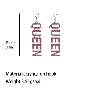 Détail des boucles d'oreilles QUEEN en acrylique rose pailleté avec longueur de 8,5 cm et crochet