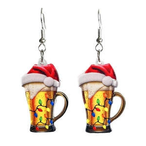 Pendientes de jarra de cerveza navideña en acrílico con gorro de Papá Noel