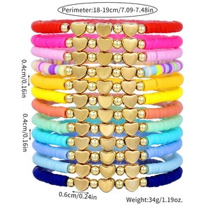 Set de 12 pulseras bohemias de cuentas heishi arcoíris con dijes de corazón dorado