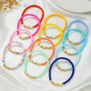 Set de pulseras bohemias de cuentas heishi de arcilla con dijes de corazón dorado