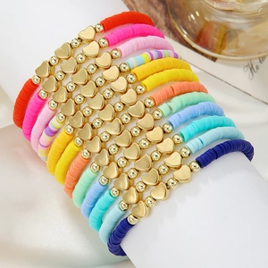Set de 12 pulseras de arcilla polimérica arcoíris con cuentas doradas y dijes de corazón