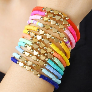 Set de pulseras bohemias multicapa de arcilla polimérica arcoíris con corazones dorados