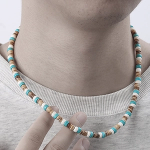 Dettaglio della collana etnica da uomo con perline in legno marrone e pietre turchesi