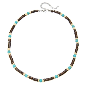 Dettaglio di collana boho con pietre turchesi, perline di legno e chiusura in metallo