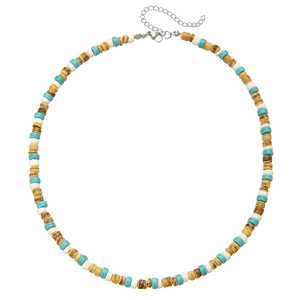 Dettaglio di collana etnica con perline turchesi, crema e marroni con texture naturale
