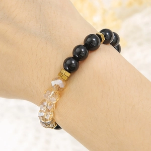 Handgefertigtes elastisches Armband mit schwarzen Achatperlen und facettierten Kristallen