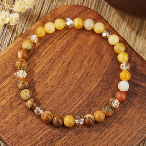Macro-opname van natuurlijke kristallen kralen op een handgemaakte elastische armband