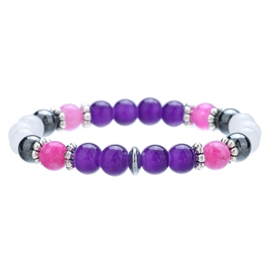 Detail eines 8mm Naturstein-Perlenarmbands mit Amethyst und Granat auf weißem Hintergrund