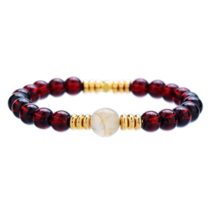 Edelsteinarmband mit tiefroten Perlen und großer Achat-Zentralperle auf weißem Grund