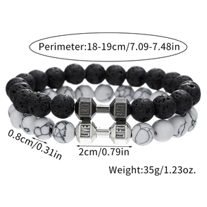 Vue détaillée de bracelets perlés en pierre de lave et turquoise avec breloques haltères