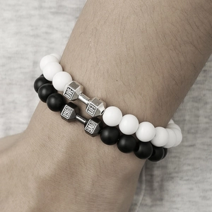 Détail de bracelets en perles de pierre naturelle avec breloques haltères et gravure LIVE LIFT