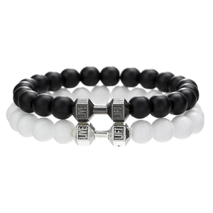 Détail de bracelets en perles avec pendentifs haltères gravés Live et Lift