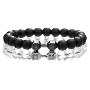 Détail de bracelets perlés avec breloques haltères et gravures des mots LIVE et LIFT