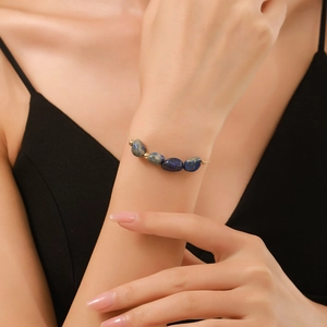 Dettaglio di pietre blu naturali su bracciale intrecciato a mano per donna