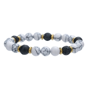 Elastisches Perlenarmband mit weißem Türkis, schwarzem Lavastein und Goldakzenten