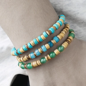 Primo piano di bracciali elastici bohemian con pietre naturali e perline di cocco