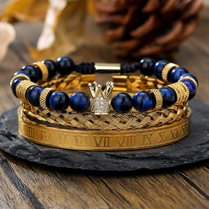 Vista dettagliata del bracciale con corona da uomo e cerchietto con numeri romani su roccia