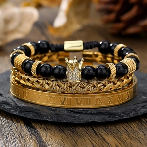 Dettaglio del bracciale con corona dorata, numeri romani e perline nere stile punk hip hop