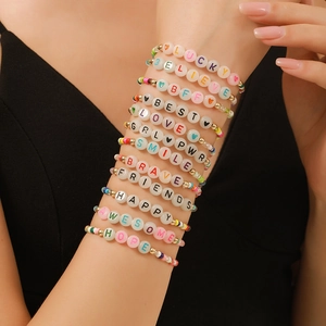 Set de 12 pulseras bohemias de cuentas de colores con letras de palabras inspiradoras