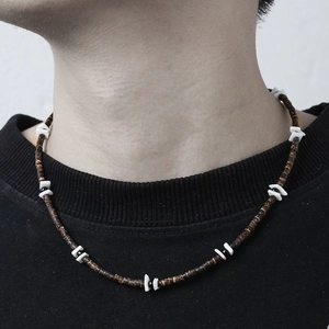 Collier bohème pour homme avec perles en bois de coco et détails en nacre blanche